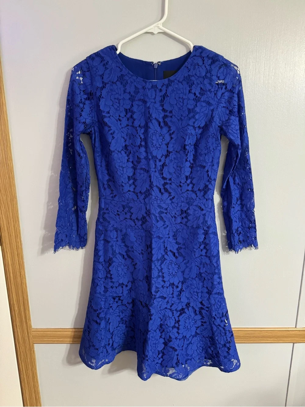 royal blue prom dresses with sleeves Elegant V-neck Short Open Back A-line Long Dre – AlineBridal Mauri Alligator Shoes Sweetheart Neckline Sleeves Color:Sage Posey ▷ Woman in black